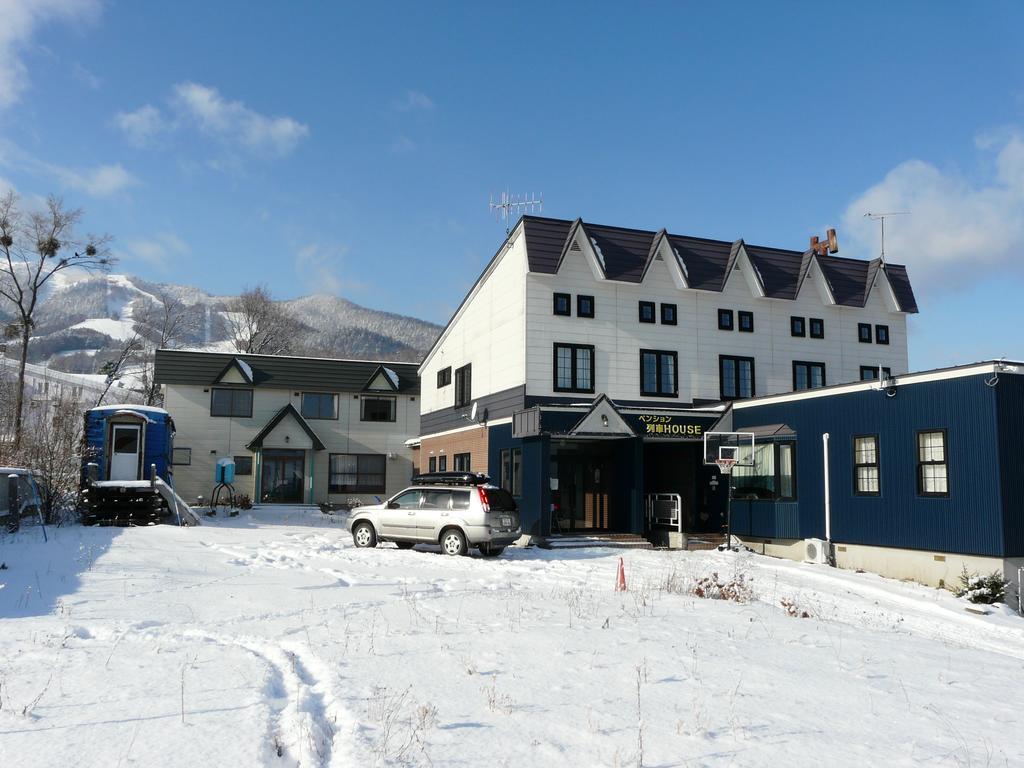 Pension Ressha House Furano Bagian luar foto